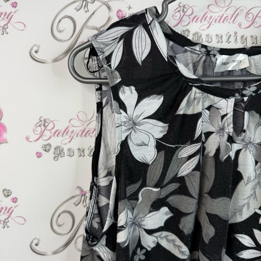 French twist tank top floral keyhole flowers Monochrome Floral Sleeveless Blouse - Picture 3 of 11